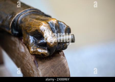 London, Großbritannien - 18. März 2024: Detail der Zigarre von Winston Churchill auf der Statue der Alliierten, die sich in der New Bond Street in London befindet. Stockfoto