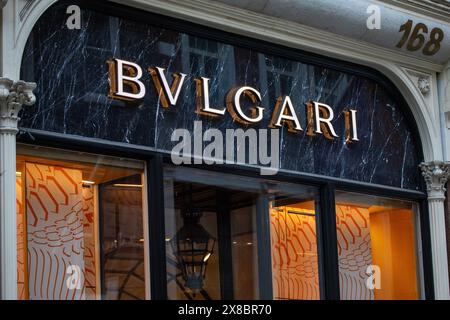 London, Großbritannien - 18. März 2024: Nahaufnahme des Bulgari-Logos auf der Außenseite ihres Geschäfts in der New Bond Street in London, Großbritannien. Stockfoto