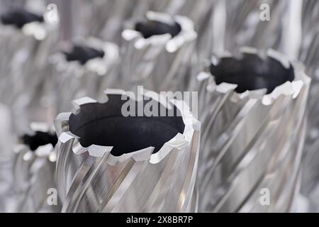 Große Gruppe von verschiedenen Kernschneidern, rotierenden Werkzeugen für die Metallbearbeitung. Nahaufnahme, selektiver Fokus. Abstrakter industrieller Hintergrund. Stockfoto