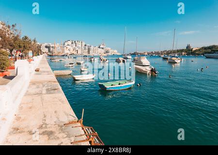 Kleine Boote ankern im Hafen von Sliema an einem ruhigen, sonnigen Tag in Malta Stockfoto