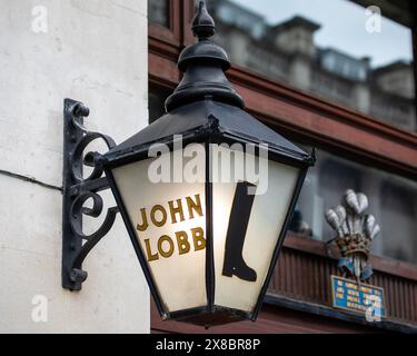 London, Großbritannien - 18. März 2024: Das Vintage-Lampenschild an der Außenseite des John Lobb Bootmaker befindet sich an der St. James’s Street in London, Großbritannien. Stockfoto