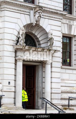 London, Großbritannien - 18. März 2024: Der Eingang zum HM Treasury an der Horse Guards Road in London, Großbritannien. Stockfoto