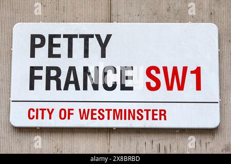 London, UK - 18. März 2024: Straßenschild für Petty France in London, UK. Stockfoto