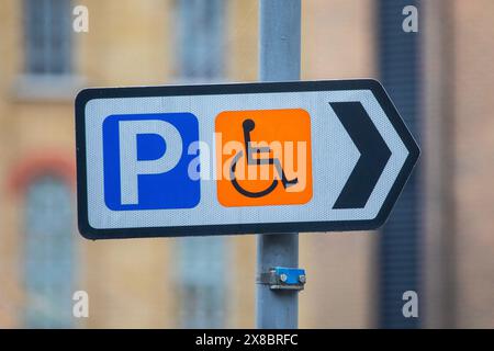 Nahaufnahme eines Schildes für Behindertenparkplätze in London, Großbritannien. Stockfoto
