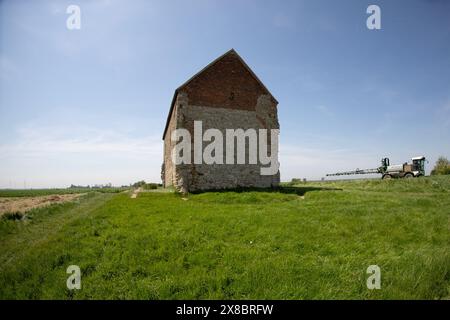 St. Peter's Chapel, Bradwell on Sea, Essex UK. Die Kapelle St. Peter an der Mauer. Eine christliche Kirche aus den Jahren 600-602. Stockfoto