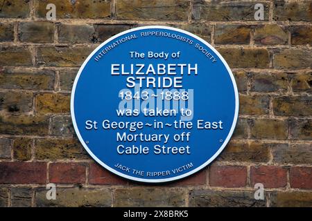 London, UK - 3. April 2024: Eine blaue Plakette an der Cable Street in London, Großbritannien, die den Ort markiert, an dem die Leiche des Jack the Ripper Opfers Elizabeth Stride entführt wurde Stockfoto