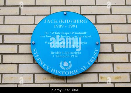 London, UK - 3. April 2024: Eine blaue Plakette an der Cable Street in East London, die den Geburtsort 1930 des Weltergewicht-Boxweltmeisters Jack Kid Berg kennzeichnet Stockfoto