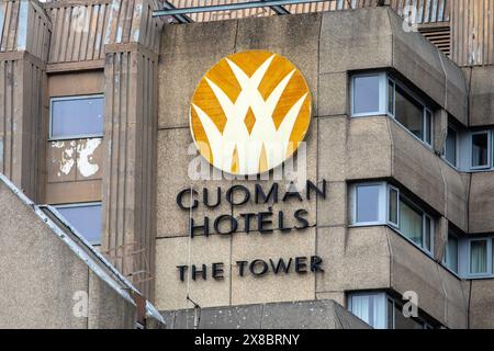 London, Großbritannien - 3. April 2024: Nahaufnahme des Guoman Hotels Logos auf der Außenseite des Tower Hotels am St. Katharines Way in London, Großbritannien. Stockfoto