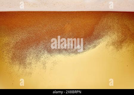 Nahaufnahme des goldenen Bieres, das aus dem Zapfhahn in ein gekühltes Glas gegossen wird. Trinken Sie goldene Farbe mit dickem, weißem Schaumstoffkopf. Strukturiertes Foto. Abstrakt Stockfoto