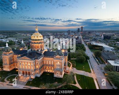 Des Moines, Iowa, USA mit dem Kapitolgebäude in der Abenddämmerung. Stockfoto