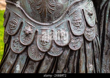 London, UK - 3. April 2024: Nahaufnahme der Kaiser-Trajan-Statue auf dem Tower Hill in London, Großbritannien. Stockfoto