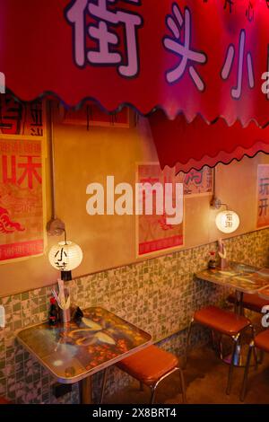 Innenraum des Restaurants Yatai Yatoi im chinesischen Viertel Buenos Aires Chinatown (Spanisch: Barrio Chino), Belgrano, Buenos Aires, Argentinien. Stockfoto