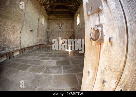 St. Peter's Chapel, Bradwell on Sea, Essex UK. Die Kapelle St. Peter an der Mauer. Eine christliche Kirche aus den Jahren 600-602. Stockfoto