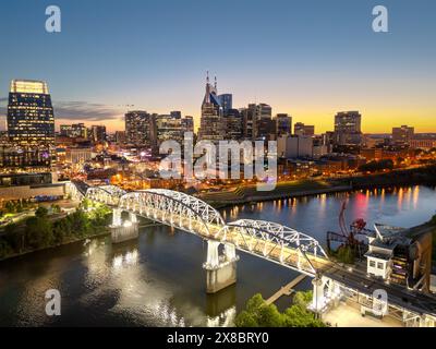 Die Skyline von Nashville, Tennessee, USA über dem Cumberland River zur goldenen Stunde. Stockfoto