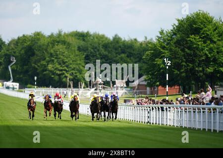 Ein allgemeiner Überblick über die britischen Hengstgestüte EBF Novice Stakes am ersten Tag des Maifestivals auf der Goodwood Racecourse, Chichester. Bilddatum: Freitag, 24. Mai 2024. Stockfoto