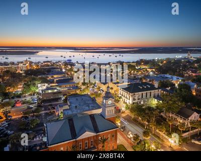 Fernandina Beach, Florida, USA, historische Stadtlandschaft in der Abenddämmerung. Stockfoto