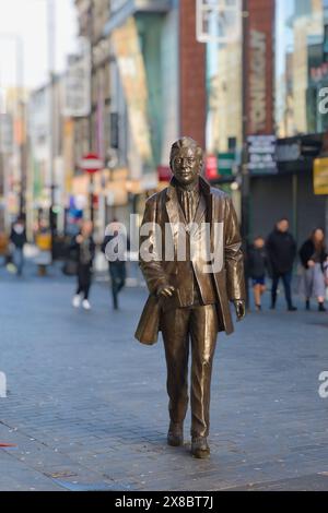 Liverpool – 01. Januar 2024: Die Skulptur von Brian Ebstein, dem ehemaligen Manager der Beatles, spaziert durch die Fußgängerzone Whitechapel. Stockfoto