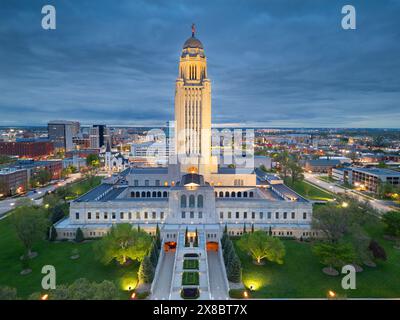 Lincoln, Nebraska, USA, Stadtbild im Kapitolgebäude in der Dämmerung. Stockfoto