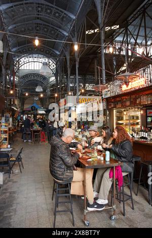 Menschen essen im San Telmo Market (Mercado de San Telmo), Buenos Aires, Argentinien. Stockfoto