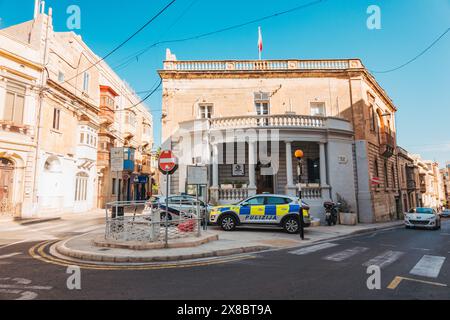 Ein mit blau und gelb markierter Hyundai-SUV der Rapid Intervention Unit (RIU) parkt vor einem kleinen Polizeirevier Sliema, Malta Stockfoto