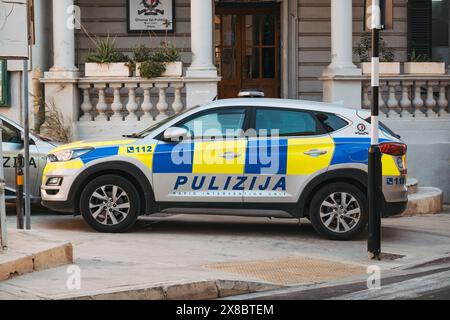 Ein mit blau und gelb markierter Hyundai-SUV der Rapid Intervention Unit (RIU) parkt vor einem kleinen Polizeirevier Sliema, Malta Stockfoto