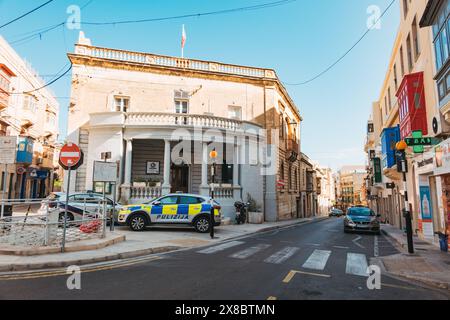 Ein mit blau und gelb markierter Hyundai-SUV der Rapid Intervention Unit (RIU) parkt vor einem kleinen Polizeirevier Sliema, Malta Stockfoto