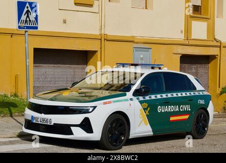 Opel Guardia Zivilpolizeiwagen parkt vor einem Gebäude Magdalena Peninsula Public Park Santander Cantabria Spanien Stockfoto