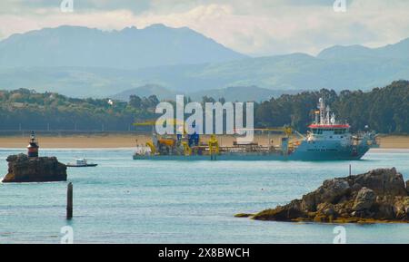 Hopper-Bagger-Schiff Tristao da Cunha arbeitet in der Nähe der Inseln Isla de la Torre und Isla Horadada in der Bucht Santander Cantabria Spanien Stockfoto