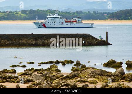 Krankenhausschiff Juan de la Cosa passiert die Steinmauer und verlässt die Bucht für eine Rettungsübung vor dem playa de los bikinis Strand Santander Kantabrien Spanien Stockfoto