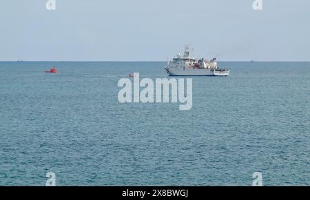 Krankenhausschiff Juan de la Cosa auf See mit einer orangen Küstenwache und starren aufblasbaren Booten während einer Rettungsübung Santander Cantabria Spanien Stockfoto