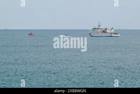 Krankenhausschiff Juan de la Cosa auf See mit einer orangen Küstenwache und starren aufblasbaren Booten während einer Rettungsübung Santander Cantabria Spanien Stockfoto