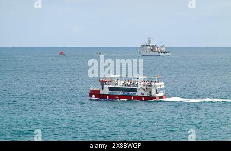 Los Reginas Fähren Doblemar Dos touristisches Boot vorbei am Krankenhaus Schiff Juan de la Cosa und Küstenwache Boot auf Meer Santander Kantabria Spanien Stockfoto