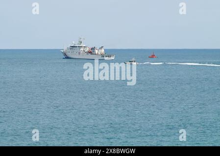 Krankenhausschiff Juan de la Cosa auf See mit einem orangen Küstenwachboot und Guardia Civil Boot während einer Rettungsübung Santander Cantabria Spanien Stockfoto