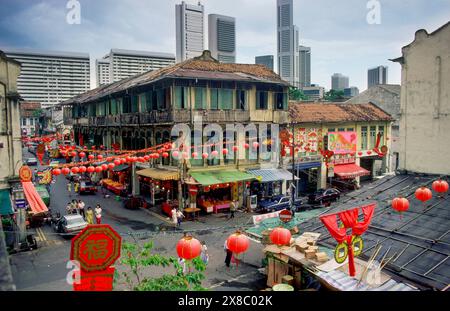 Singapur, ein kleiner Teil der Stadt mit einer traditionellen Straßenszene, umgeben von Hochhäusern. Stockfoto