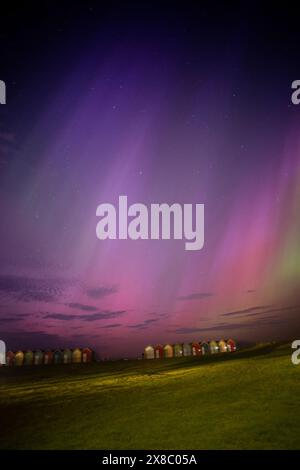 Die großartige Auroral-Show vom 10. Mai 2024 über Strandhütten in Blyth, Northumberland, Großbritannien Stockfoto