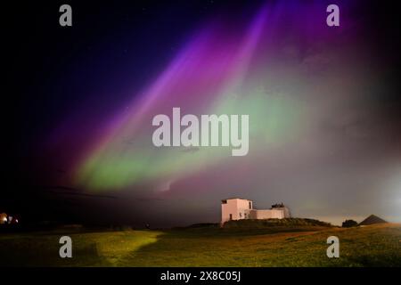 Die große Auroralausstellung vom 10. Mai 2024 über dem Blyth Battery war Museum in Blyth, Northumberland, Großbritannien Stockfoto