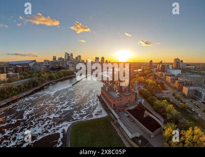 Minneapolis, Minnesota, USA Downtown Skylin in der Abenddämmerung. Stockfoto