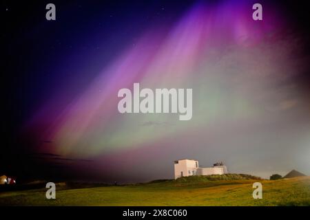 Die große Auroralausstellung vom 10. Mai 2024 über dem Blyth Battery war Museum in Blyth, Northumberland, Großbritannien Stockfoto