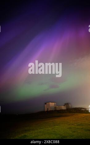 Die große Auroralausstellung vom 10. Mai 2024 über dem Blyth Battery war Museum in Blyth, Northumberland, Großbritannien Stockfoto