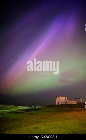 Die große Auroralausstellung vom 10. Mai 2024 über dem Blyth Battery war Museum in Blyth, Northumberland, Großbritannien Stockfoto