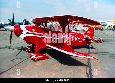 Pitts S-2C Spezial-Kunstflugzeug G-SIIC von will Curtis, registriert bei Technoforce, parkte im Mai 2001 am Flughafen Southend, bereit für die Flugschau. 1999 von Aviat Aircraft gebaut und auf Flugshows in Großbritannien geflogen, bevor sie 2004 nach Australien überführt wurden. Stockfoto