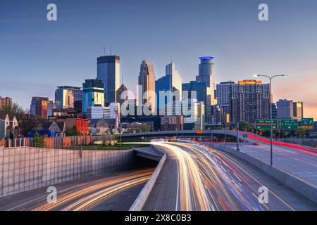 Die Skyline der Innenstadt von Minneapolis, Minnesota, USA über die Highways in der Dämmerung. Stockfoto