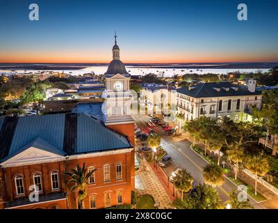 Fernandina Beach, Florida, USA, historische Stadtlandschaft in der Abenddämmerung. Stockfoto