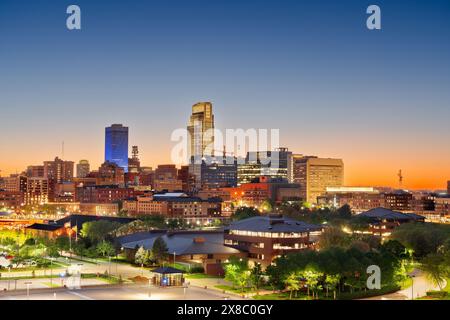 Omaha, Nebraska, USA, Stadtbild in der Abenddämmerung. Stockfoto