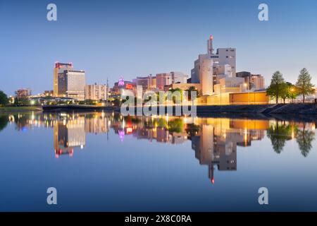 Rochester, Minnesota, USA, Stadtbild am Zumbro River zur blauen Stunde. Stockfoto