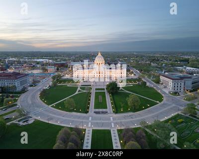 St. Paul, Minnesota, USA mit dem Kapitolgebäude in der Abenddämmerung. Stockfoto