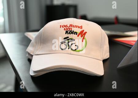 Köln, Deutschland. Mai 2024. Eine Cap, Cap Baseball Cap Cap Cap liegt auf einem Tisch bei der Pressekonferenz des Radsportklassikers rund um Köln, die dieses Jahr zum 106. Mal stattfindet. Quelle: Horst Galuschka/dpa/Alamy Live News Stockfoto