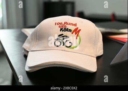 Köln, Deutschland. Mai 2024. Eine Cap, Cap Baseball Cap Cap Cap liegt auf einem Tisch bei der Pressekonferenz des Radsportklassikers rund um Köln, die dieses Jahr zum 106. Mal stattfindet. Quelle: Horst Galuschka/dpa/Alamy Live News Stockfoto