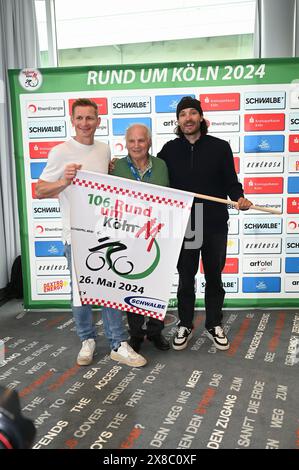 Köln, Deutschland. Mai 2024. Der Radfahrer Andre Greipel, der ehemalige Veranstalter Artur Tabat und der Radfahrer Rick Zabel, l-r, auf der Pressekonferenz des Radklassikers rund um Köln, die dieses Jahr zum 106. Mal stattfindet. Quelle: Horst Galuschka/dpa/Alamy Live News Stockfoto