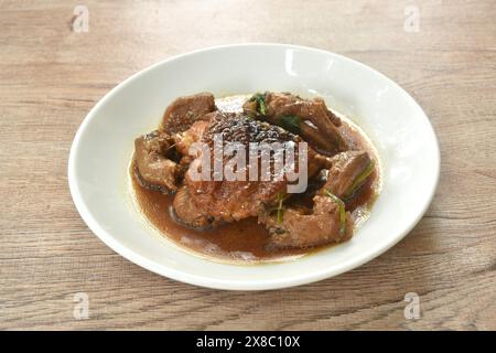 Gedämpftes Hähnchenschenkel und Füße mit Knoblauch-Sauce mit schwarzer Pfeffer auf einem Teller Stockfoto
